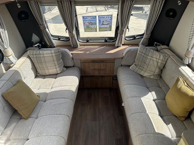 Coachman VIP 575 Touring Caravan (2018) - Picture 10