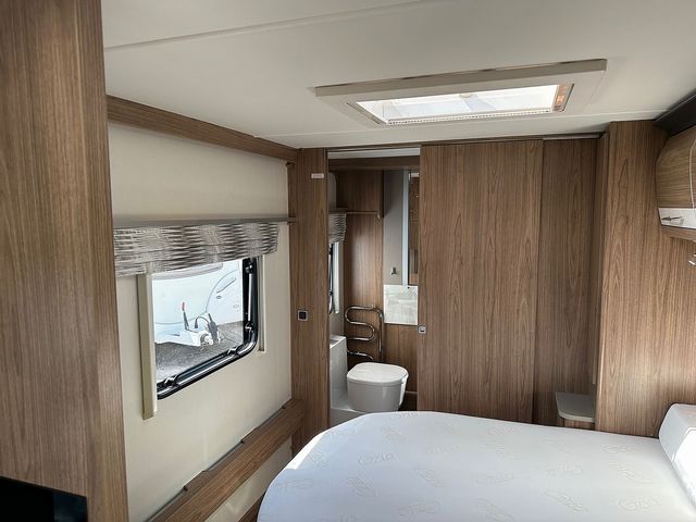 Coachman VIP 575 Touring Caravan (2018) - Picture 12