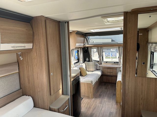 Coachman VIP 575 Touring Caravan (2018) - Picture 15