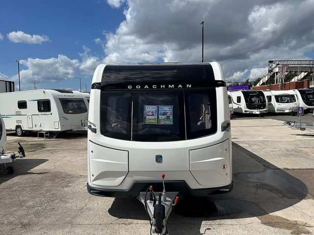 Coachman VIP 575 Touring Caravan (2018) - Picture 4