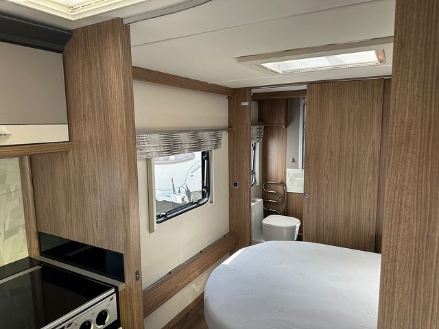 Coachman VIP 575 Touring Caravan (2018) - Picture 5