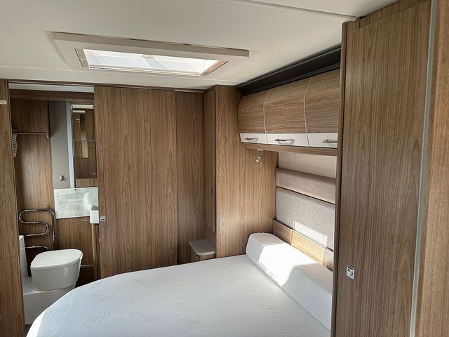 Coachman VIP 575 Touring Caravan (2018) - Picture 8
