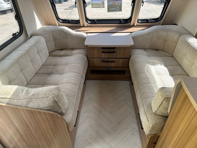 Lunar Clubman SB Touring Caravan (2015) - Picture 5