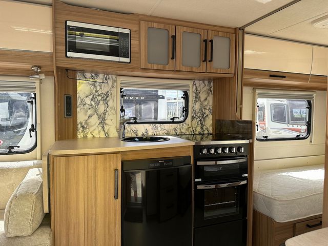 Lunar Clubman SB Touring Caravan (2015) - Picture 6