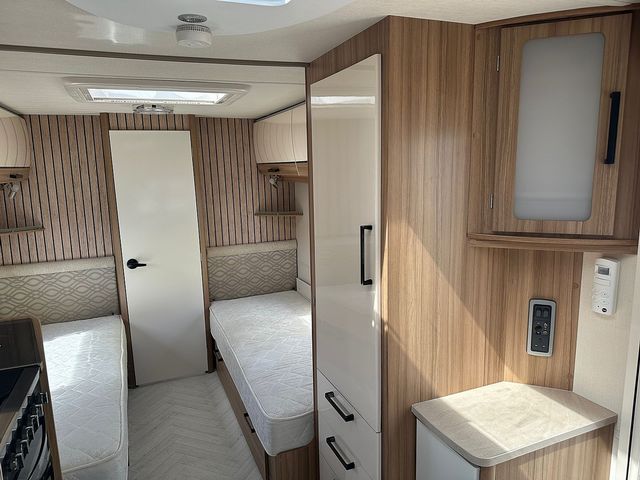 Lunar Clubman SB Touring Caravan (2015) - Picture 7