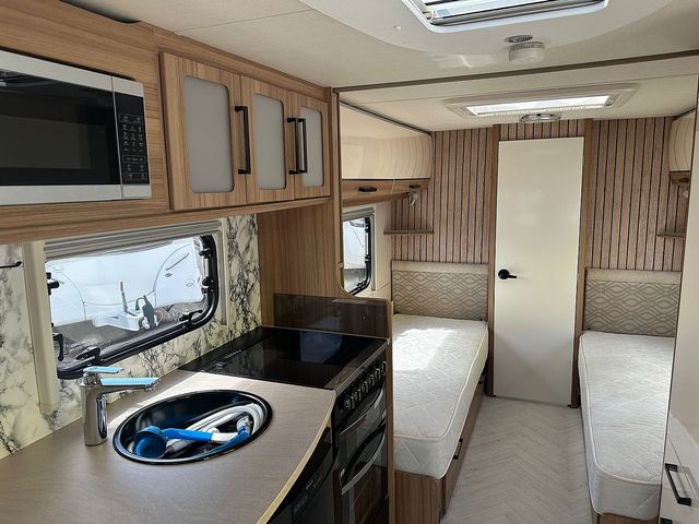 Lunar Clubman SB Touring Caravan (2015) - Picture 8