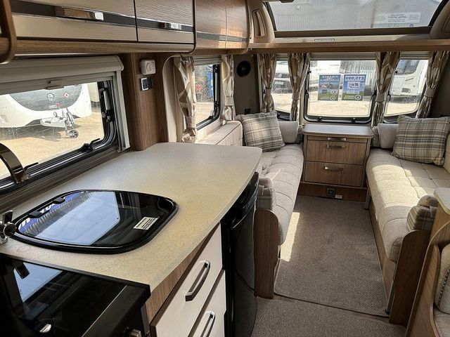 Coachman VIP 520 Touring Caravan (2016) - Picture 15