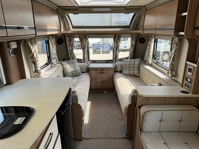 Coachman VIP 520 Touring Caravan (2016) - Picture 3