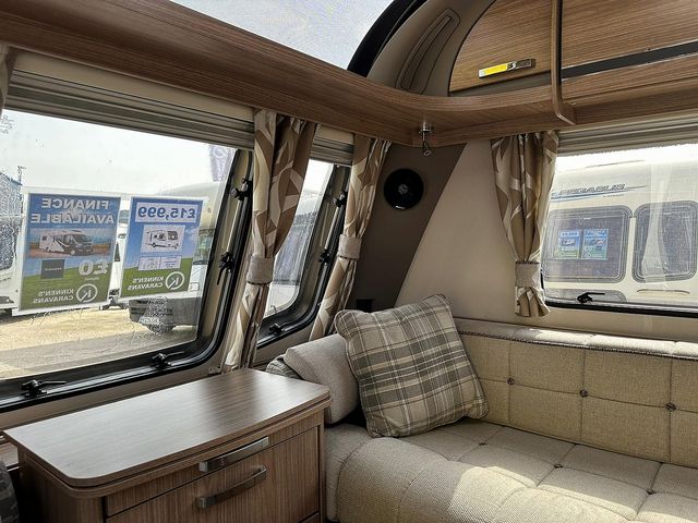 Coachman VIP 520 Touring Caravan (2016) - Picture 4
