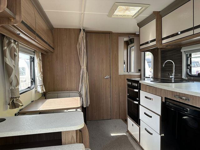 Coachman VIP 520 Touring Caravan (2016) - Picture 6