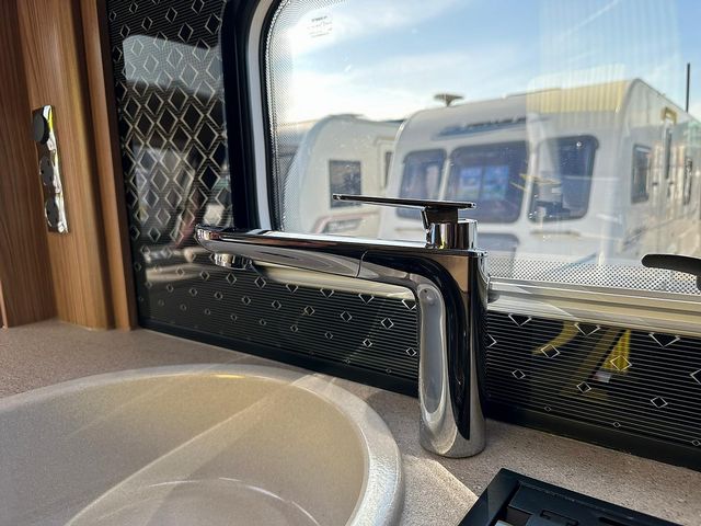 Swift Challenger 580 Touring Caravan (2019) - Picture 18