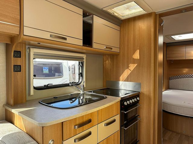 Coachman VIP 545 Touring Caravan (2014) - Picture 10