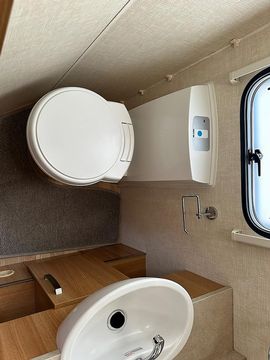 Coachman VIP 545 Touring Caravan (2014) - Picture 16