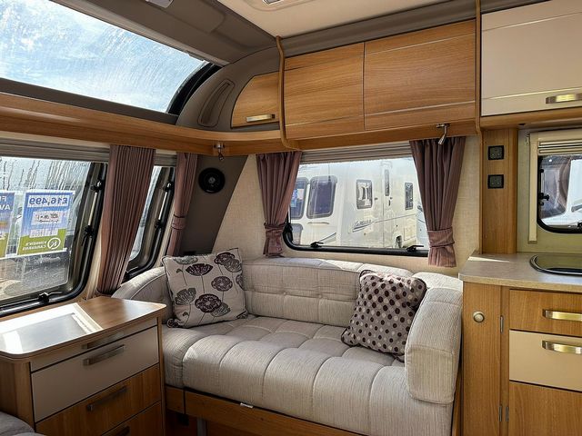Coachman VIP 545 Touring Caravan (2014) - Picture 5