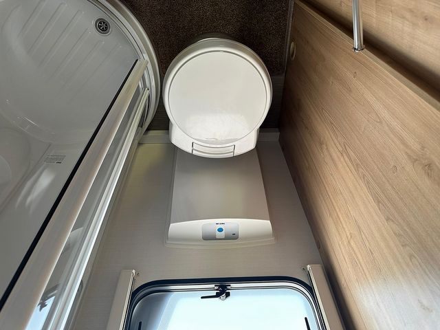 Elddis Supreme 482 Touring Caravan (2016) - Picture 12