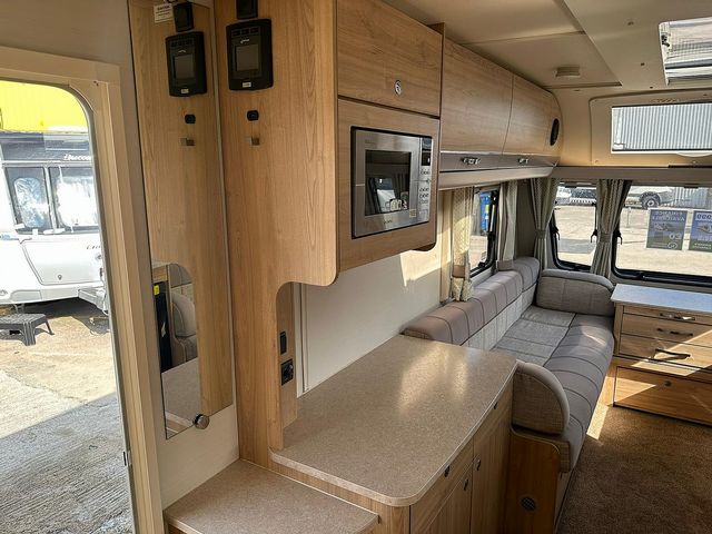 Elddis Supreme 482 Touring Caravan (2016) - Picture 16