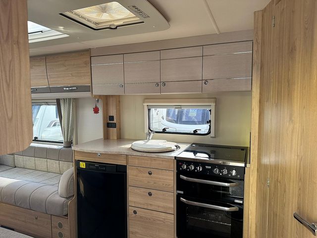 Elddis Supreme 482 Touring Caravan (2016) - Picture 5