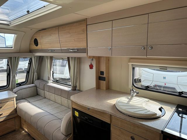 Elddis Supreme 482 Touring Caravan (2016) - Picture 6