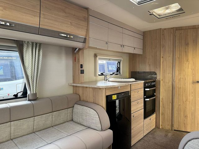 Elddis Supreme 482 Touring Caravan (2016) - Picture 8