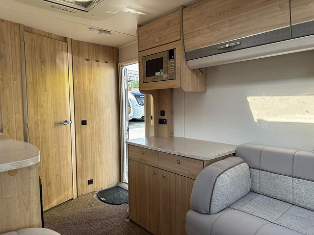 Elddis Supreme 482 Touring Caravan (2016) - Picture 9