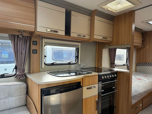 Coachman VIP 565/4 Touring Caravan (2014) - Picture 6