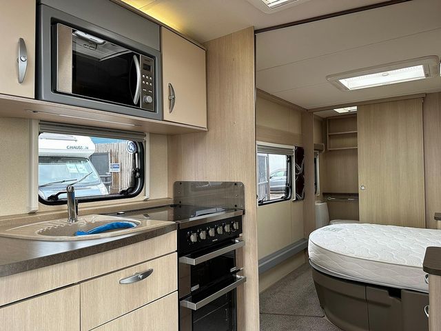 Sterling Elite Explorer Touring Caravan (2011) - Picture 4