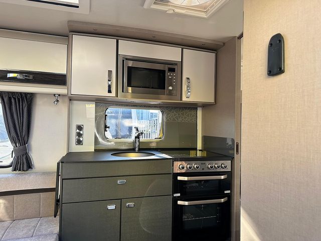 Sterling Elite 580 Touring Caravan (2016) - Picture 7