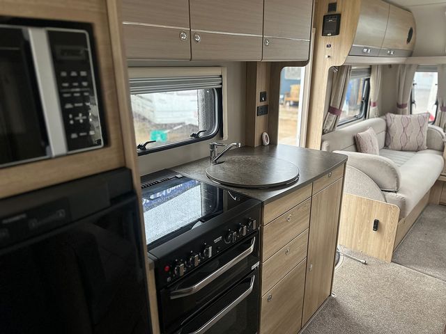 Elddis Supreme 840 Touring Caravan (2018) - Picture 5