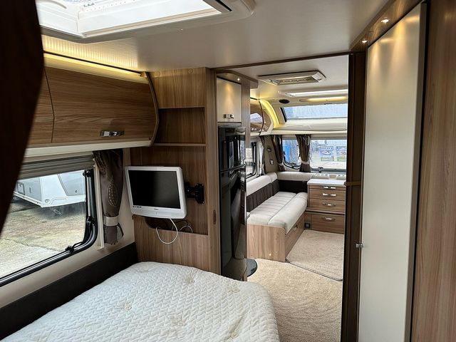 Swift Elegance 630 Touring Caravan (2015) - Picture 12