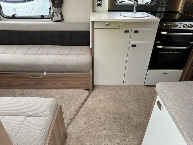 Swift Elegance 630 Touring Caravan (2015) - Picture 6
