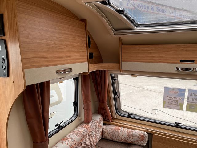 Bailey Persuit 430/4 Touring Caravan (2015) - Picture 5