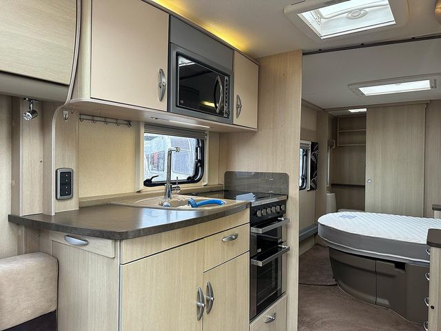 Sterling Explorer Elite Touring Caravan (2011) - Picture 9