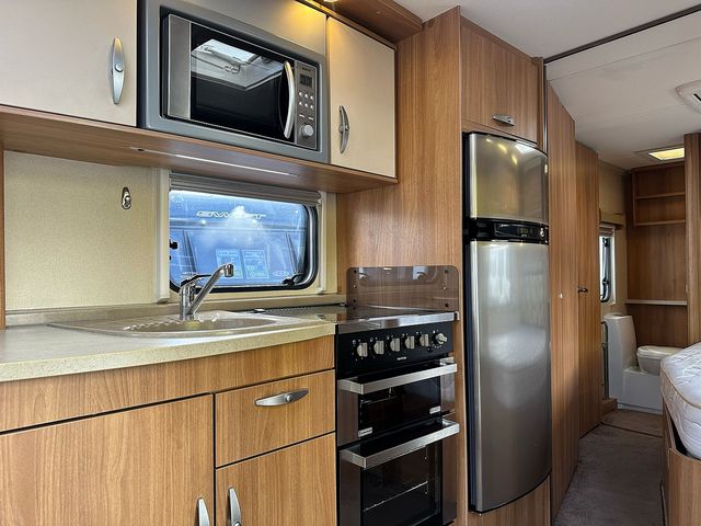 Swift Conqueror 630 Touring Caravan (2012) - Picture 5