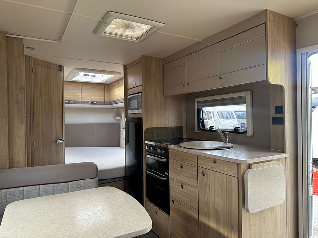 Elddis Supreme 840 Touring Caravan (2017) - Picture 9