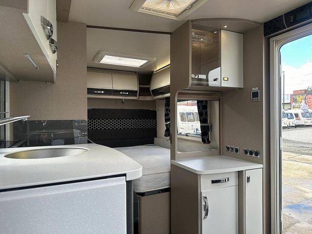 Sterling Continental 570 Touring Caravan (2017) - Picture 10