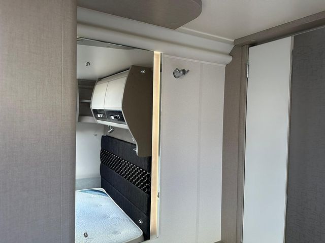 Sterling Continental 570 Touring Caravan (2017) - Picture 17