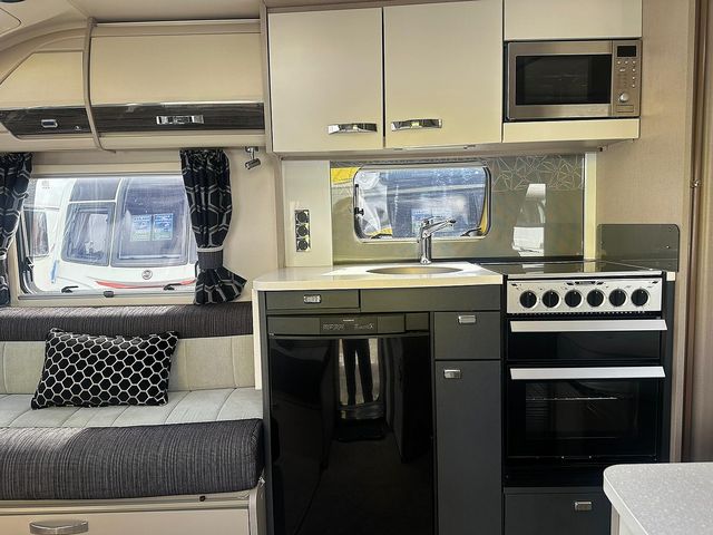Sterling Continental 570 Touring Caravan (2017) - Picture 3