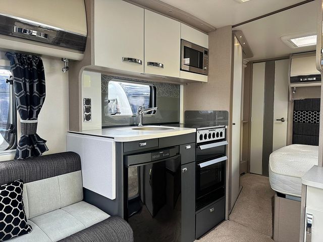 Sterling Continental 570 Touring Caravan (2017) - Picture 7