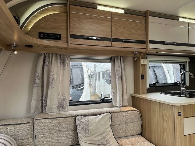 Coachman Pastiche 575 Touring Caravan (2016) - Picture 5