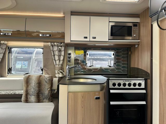 Swift Bolero 724FB Motorhome (2017) - Picture 17