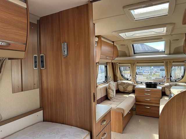 Swift Conqueror 565 Touring Caravan (2012) - Picture 11