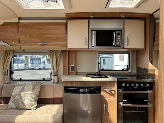 Swift Conqueror 565 Touring Caravan (2012) - Picture 5