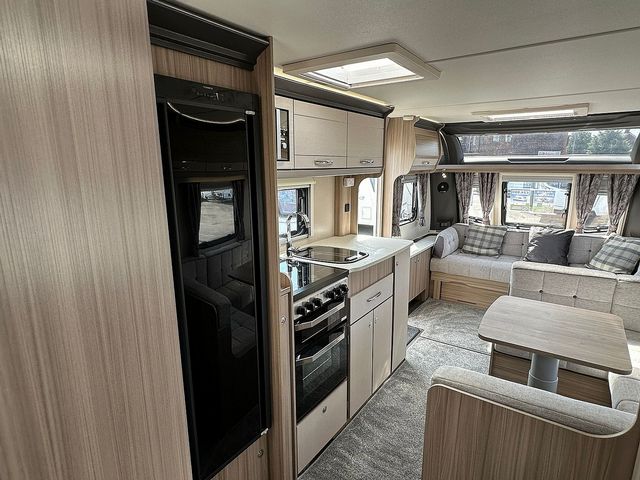 Coachman Arcadia 860 Touring Caravan (2021) - Picture 10