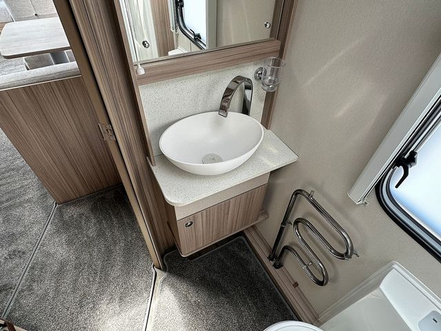 Coachman Arcadia 860 Touring Caravan (2021) - Picture 11