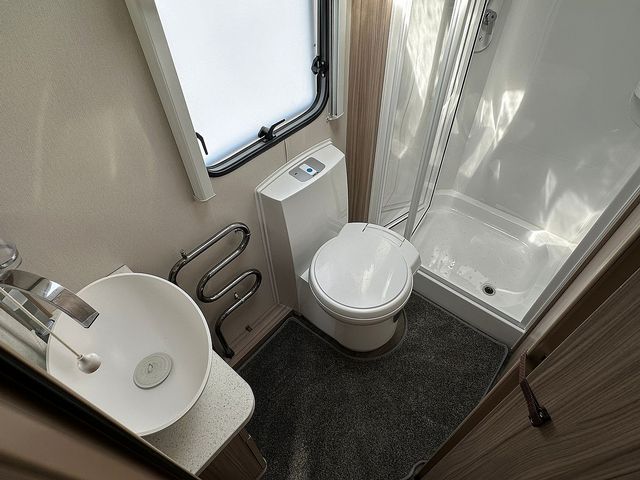 Coachman Arcadia 860 Touring Caravan (2021) - Picture 13