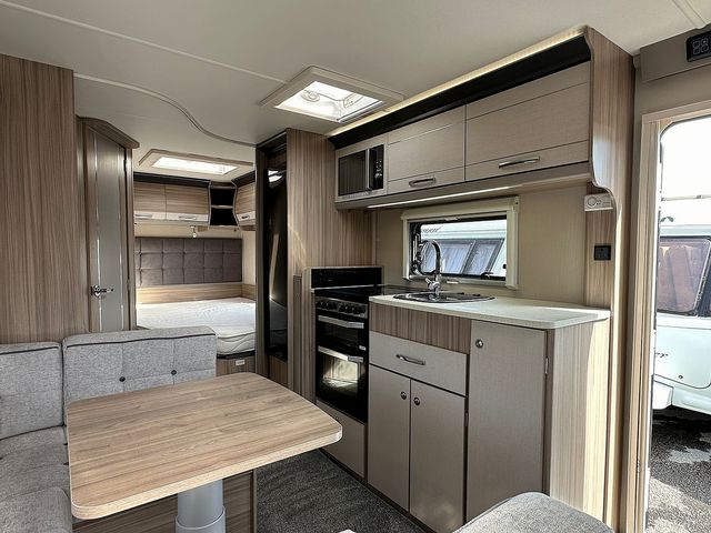 Coachman Arcadia 860 Touring Caravan (2021) - Picture 15