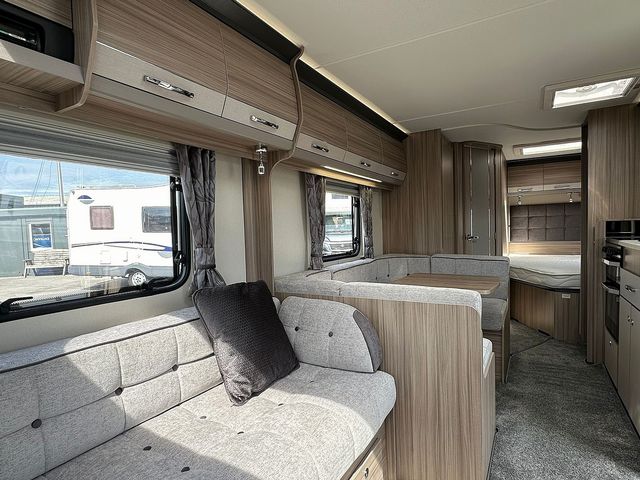 Coachman Arcadia 860 Touring Caravan (2021) - Picture 17