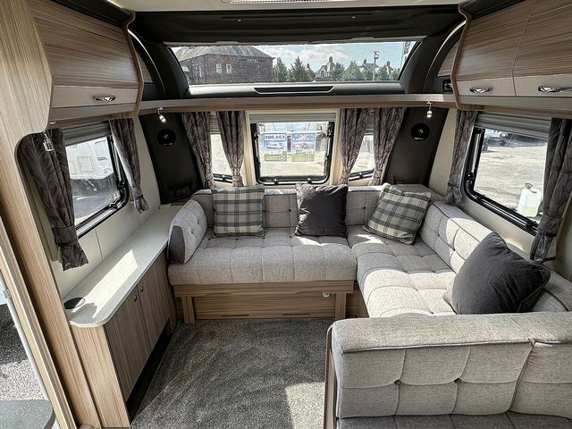 Coachman Arcadia 860 Touring Caravan (2021) - Picture 18