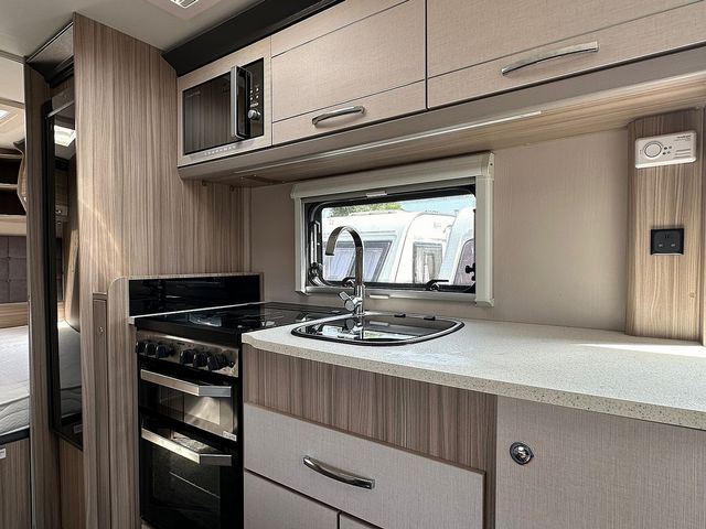 Coachman Arcadia 860 Touring Caravan (2021) - Picture 6