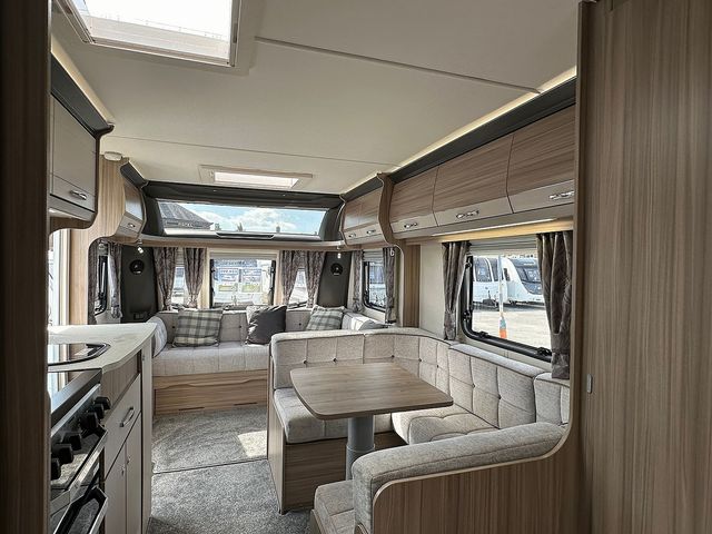 Coachman Arcadia 860 Touring Caravan (2021) - Picture 9